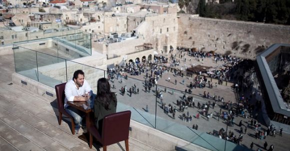 Aish HaTorah med spektakulär utsikt över Västra muren